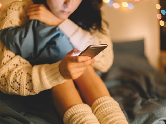 Thế giới - Anh: Gửi ảnh ngực trần cho kẻ ấu dâm, bé gái có tội?