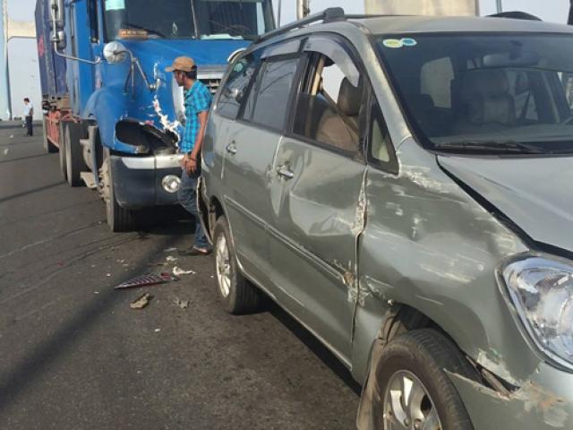 Tin tức trong ngày - Ô tô đâm nhau loạn xạ trên dốc cầu “chết chóc”, một xe tháo chạy