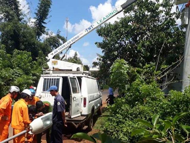 Tin tức trong ngày - Một thanh niên tử vong do đi vệ sinh cạnh cột đèn bị hở điện