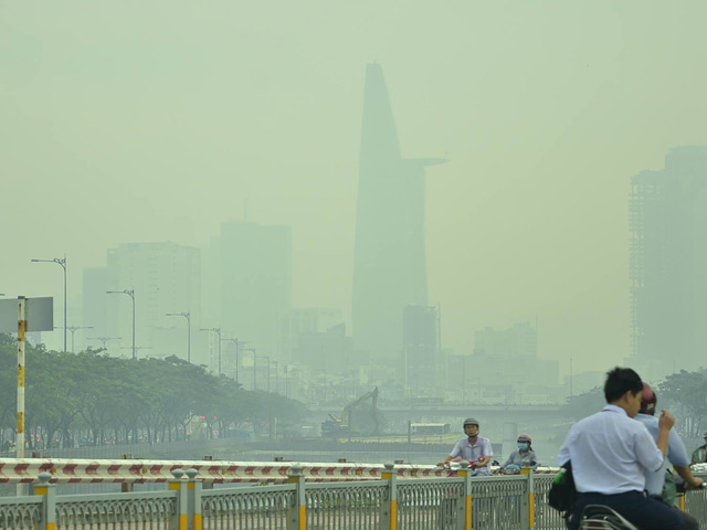 Tin tức trong ngày - Nhiều tòa nhà ở Sài Gòn "mất tích" trong sương mù