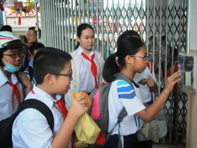 Giáo dục - du học - Trường học điểm danh bằng thẻ, học sinh hào hứng