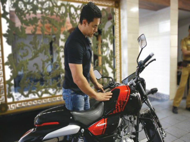 Thế giới xe - LẠ: Tài tử Bollywood có 4 nghìn tỷ mua xe 24 triệu đồng