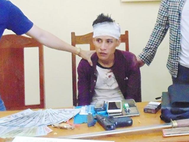 Pháp luật - Chạy xe máy thả 2 tay, rút súng bắn trả cảnh sát như phim