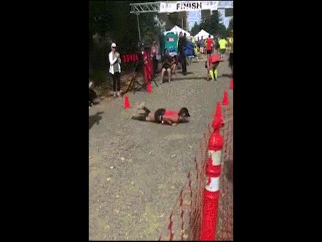 Phi thường - kỳ quặc - Chạy marathon gần đến đích thì bị ngã, cô gái dùng cách "độc" về đích