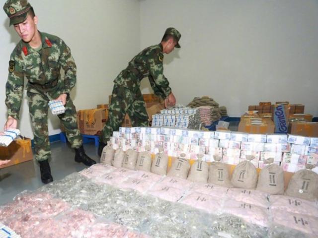 Thế giới - Sốc khi phát hiện 4 tấn tiền của 38 quốc gia ở nhà kho TQ