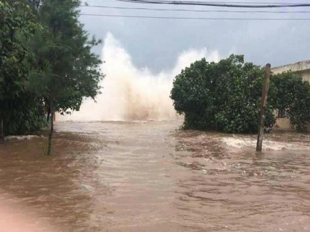 Tin tức trong ngày - Áp thấp nhiệt đới giật cấp 9, hướng vào bờ biển Quảng Ninh-Hải Phòng