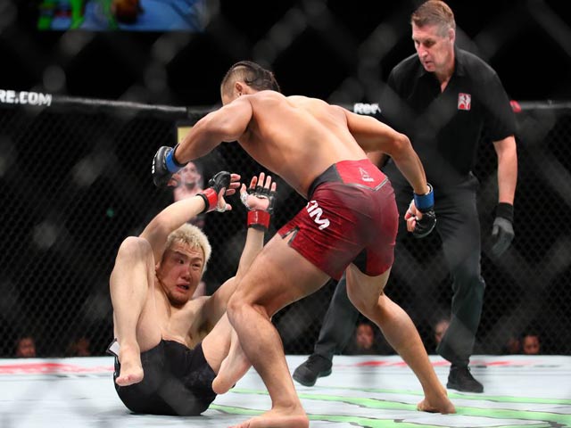 Thể thao - UFC: U50 máu chiến, 90 giây bị tặng “ngũ độc thần chưởng”