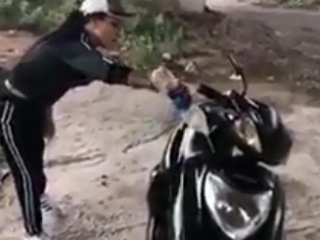 Tin tức trong ngày - Cô gái phát ngôn bừa bãi, đốt xe dưới gầm cầu ở SG khiến dân mạng "dậy sóng"