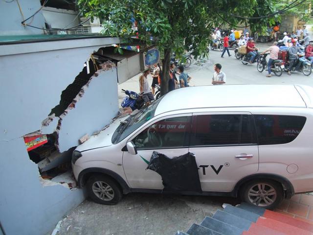 Tin tức trong ngày - Tin mới vụ xế hộp đâm đổ bức tường dài 2m, chủ nhà đòi bồi thường 200 triệu