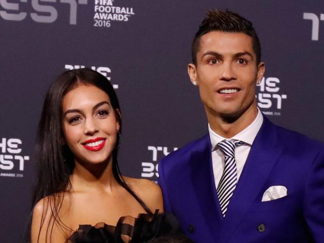 Ronaldo: Ấn định ngày cưới, bị đồng đội cũ tố dối trá từ thiện