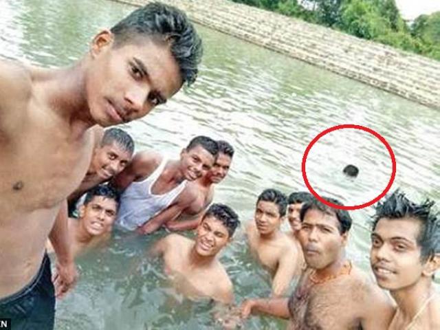 Phi thường - kỳ quặc - Chục thanh niên chụp ảnh “tự sướng” đúng lúc bạn đang chết đuối ngay bên cạnh