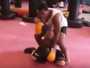 Thể thao - Cú sốc boxing: 16 tuổi đấm nhà vô địch thế giới &quot;chạy mất dép&quot;