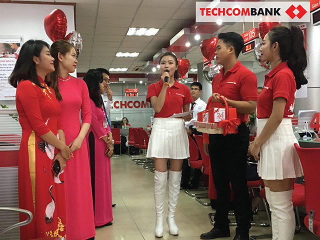 Bánh sinh nhật in hình logo techcombank bắt hoa trà sự kiện ngân hàng   Bánh Kem Ngộ Nghĩnh