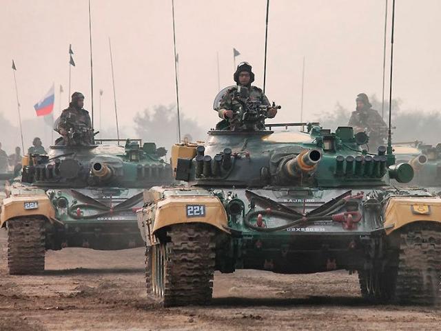 Thế giới - Ấn Độ bất ngờ điều 100 xe tăng áp sát quốc gia láng giềng