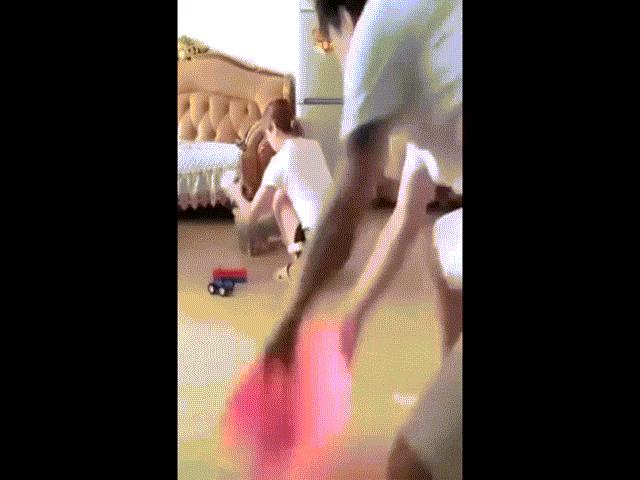 Bạn trẻ - Cuộc sống - Chồng trẻ với những trò "troll" vợ khiến ai cũng phì cười