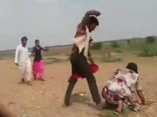 Bạn trẻ - Cuộc sống - Sốc cảnh con rể tương lai đánh đập mẹ vợ để cướp dâu