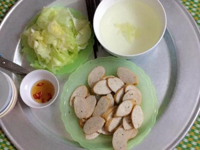 Ẩm thực - "Đắng lòng" mâm cơm 40.000 đồng chỉ có bắp cải luộc và vài lát chả