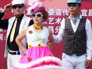 Xu hướng thời trang - TQ: Người mẫu U50 diện váy hồng chóe như gái 18