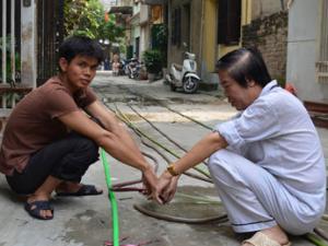Tin tức trong ngày - Hà Nội: Nửa đêm mang xô chậu ra chờ nước sạch