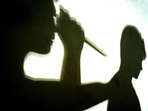 Pháp luật - Dọa giết cha không được, quay sang đâm con