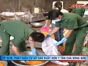 Video An ninh - Bắt 1 tấn chà bông bẩn được sản xuất từ thịt gà thối