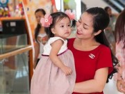 Phim - Ốc Thanh Vân khệ nệ bụng bầu, bế con đi sự kiện