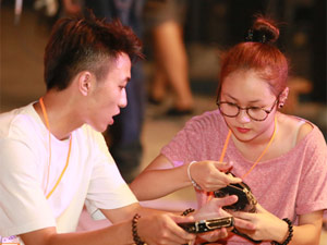 Bạn trẻ - Cuộc sống - Con gái Thanh Lam quấn quýt bên bạn trai kém tuổi