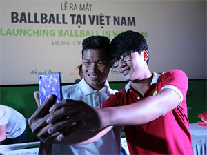 Bóng đá - Các cầu thủ U19 "đốt nóng" lễ ra mắt BallBall ở VN