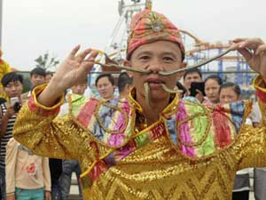 Tin tức trong ngày - Ảnh ấn tượng: Đưa 2 con rắn sống chui qua lỗ mũi