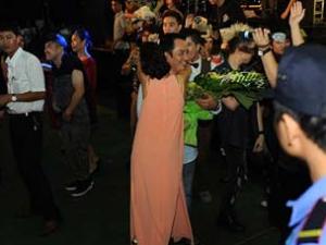 Ca nhạc - MTV - Mỹ Linh ôm chặt ông xã sau cánh gà