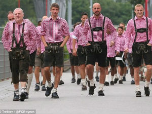 Bóng đá - Sao Bayern Munich cùng vợ đẹp nô nức dự lễ hội bia