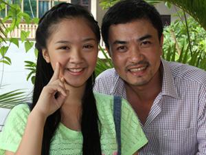 Phim - Sao nhí "Bánh đúc có xương" bị túm tóc hỏi thăm vì...ác