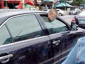 Tin tức trong ngày - TQ: Con 7 tuổi bị kẹp cửa kính ô tô vì mẹ mải mua sắm