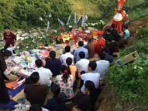 Tin tức trong ngày - Cầu siêu cho 14 nạn nhân vụ lật xe ở Lào Cai