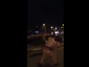 Tin tức trong ngày - Video: Tài xế taxi xô xát với CSGT trên đường