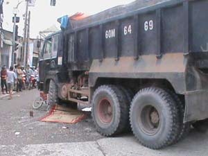 Tin tức trong ngày - Cán chết người tàn tật bán vé số, tài xế xe ben bỏ trốn