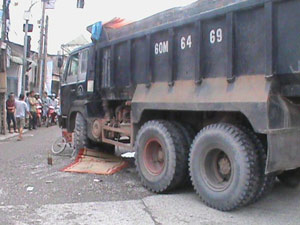 Pháp luật - Cán chết người tàn tật bán vé số, tài xế xe ben bỏ trốn