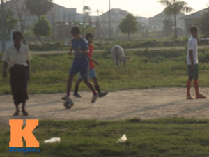 Bóng đá - Thanh niên Myanmar mặc váy đá bóng cạnh...đàn trâu