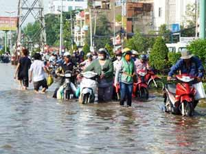 Tin tức trong ngày - TPHCM ngập nặng do triều cường