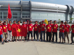 Bóng đá - Fan Việt bất chấp đường xa nắng nóng "tiếp lửa" U19