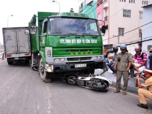 Tin tức trong ngày - Nhiều người “phi thân” từ cầu xuống để né "xe điên"