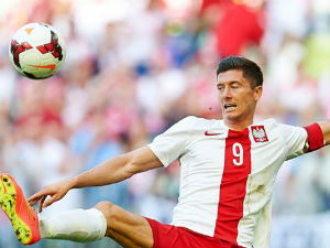 Bóng đá - Nhận lương ở Đức, chống đội Đức