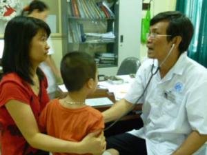 Sức khỏe đời sống - Trẻ mắc bệnh hô hấp "ùn ùn" nhập viện