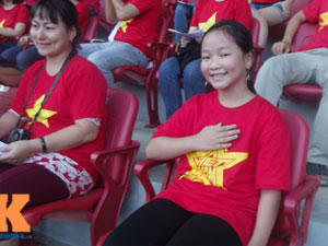 Bóng đá - Fan nữ 10 tuổi hò hét lạc giọng cổ vũ U19 Việt Nam