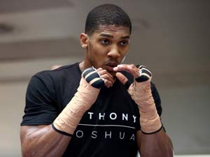 Thể thao - Boxing: Dính đòn túi bụi, võ sỹ “xin hàng”