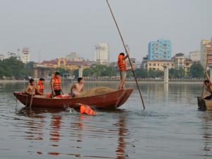 Tin tức trong ngày - Hà Nội: Thả lưới mò xác nạn nhân dưới hồ Hoàng Cầu
