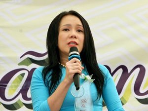 Việt Hương nức nở vì bị bầu show Nhật đối xử tệ