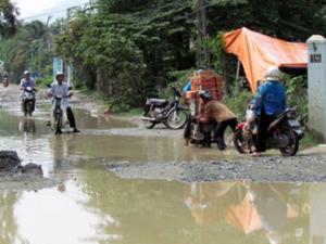 Tin tức trong ngày - Đường nát, dân khổ vì xe quá tải