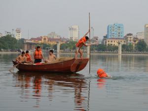 Tin tức trong ngày - Hà Nội: Tìm thấy nạn nhân đuối nước ở hồ Hoàng Cầu