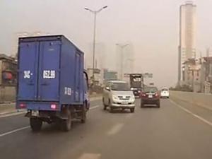 Tin tức trong ngày - Xe 7 chỗ đi ngược chiều trên cao tốc: Chỉ phạt 7,5 triệu đồng